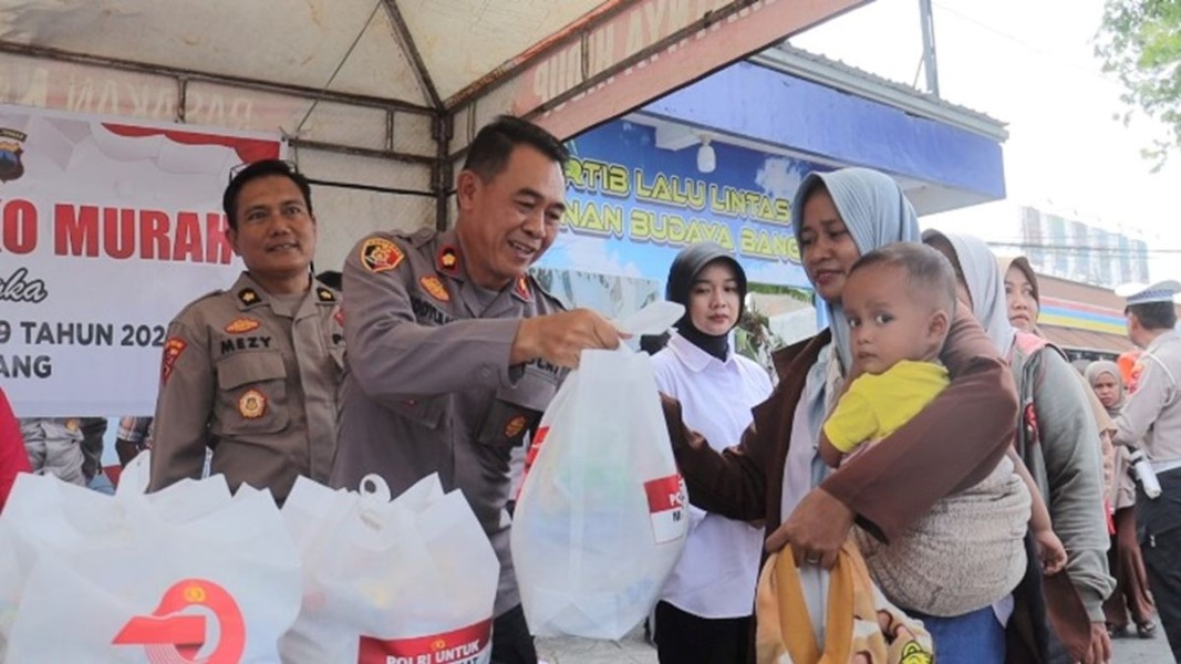 Polres Pemalang Gelar Bazar Sembako Murah: Warga Serbu Lapak di Alun Alun