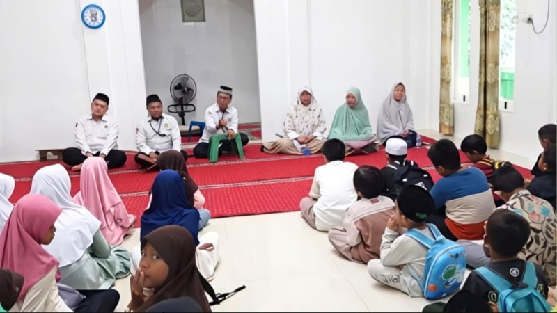 Penyuluh Agama KUA Talo Kecil Perkuat Karakter Generasi Melalui Bimbingan Mengaji
