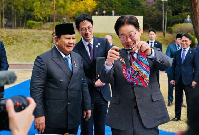 Prabowo Beri Hadiah Unik untuk Presiden Korsel, Baju Khusus Bobby Jadi Sorotan