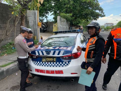 Polisi Tindak Truk Parkir Liar di Jalur Logistik Utama Denpasar, Tiga Kendaraan Kena Tilang