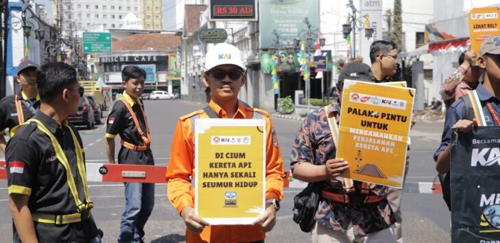 Jangan Abaikan Bahaya: KAI Daop 2 Bandung Imbau Masyarakat Waspada saat Beraktivitas di Jalur Rel Kereta Api