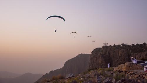Tren Wisata Ramadan 2026 Iftar Hiking dan Jelajah Pasar Malam