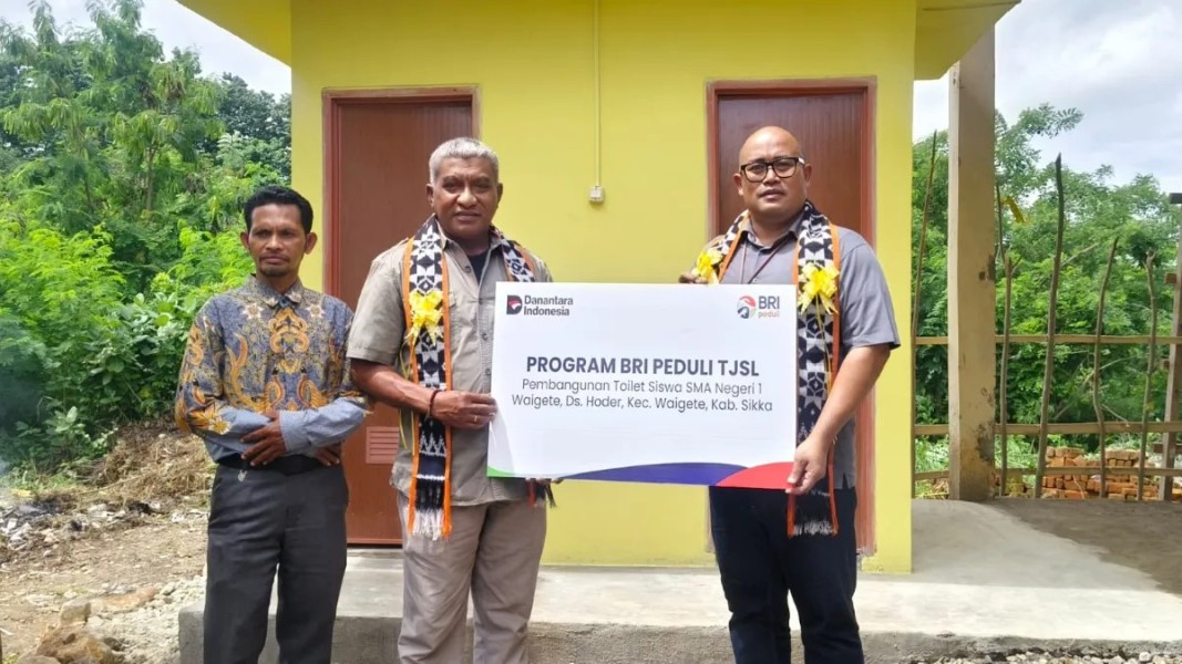 BRI Maumere Salurkan Bantuan Fasilitas Sanitasi Guna Mendukung Kenyamanan Siswa SMAN 1 Waigete
