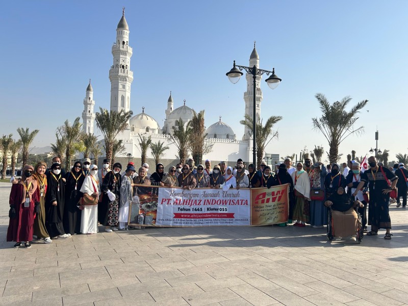 Jemaah Umrah PT Muhammad Tour and Travel Menikmati City Tour ke Masjid Quba
