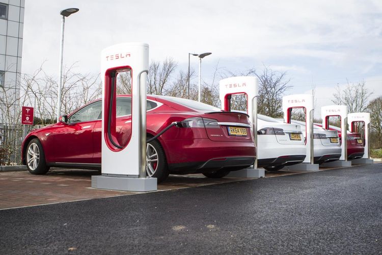 Mobil Listrik Tesla Masih Tersisih di Indonesia