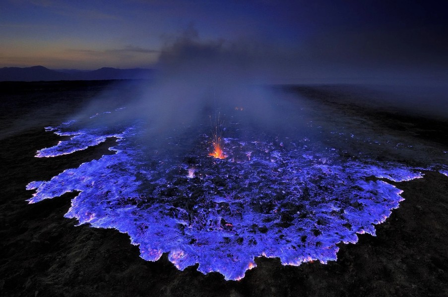 Keajaiban Cahaya Biru Kawah Ijen yang Mendunia