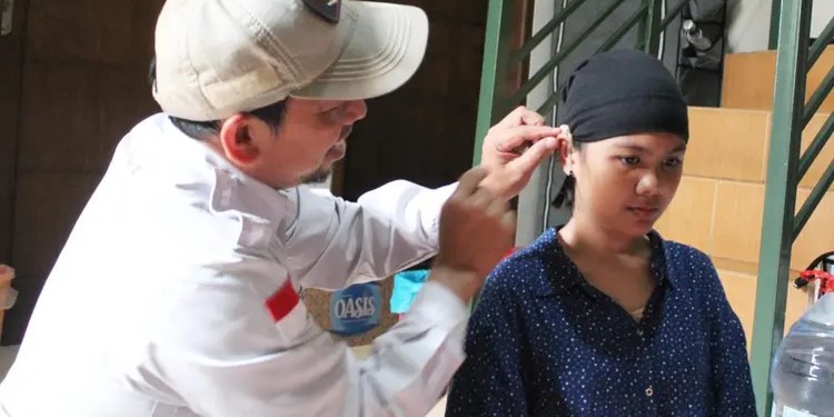Baznas Salurkan Alat Bantu Dengar untuk Anak Disabilitas di Tebet