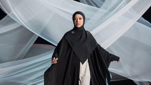 Inspirasi Gaya Hijab Syar’i Modis ala Lindswell Kwok