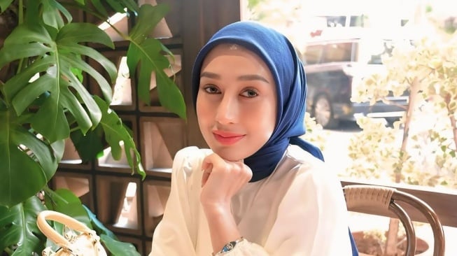 Karier Cemerlang di Industri Kecantikan: Profil Dr. Reza Gladys di Tengah Sorotan Publik