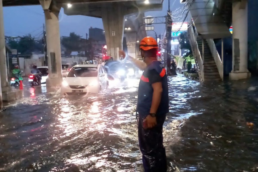 Pemerintah Bertindak Cepat, Bantuan Logistik dan Penampungan Korban Banjir Jakarta Bekasi Terpenuhi
