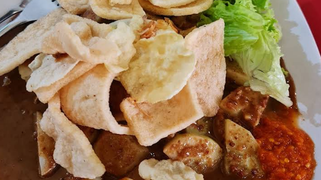 Pilihan Tempat Makan Siang Favorit di Surabaya yang Selalu Ramai Pengunjung