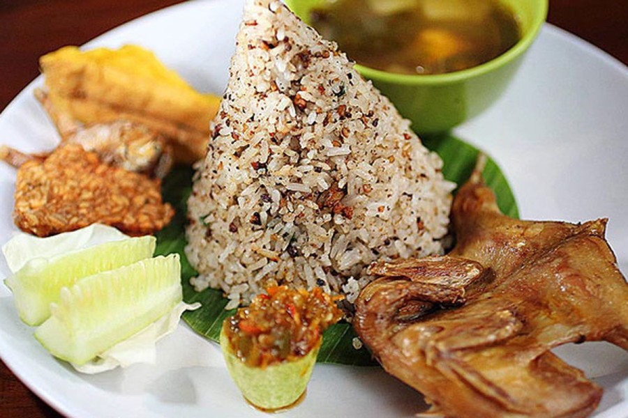 9 Rekomendasi Tempat Makan Nasi Tutug Oncom Khas Bandung Lezat