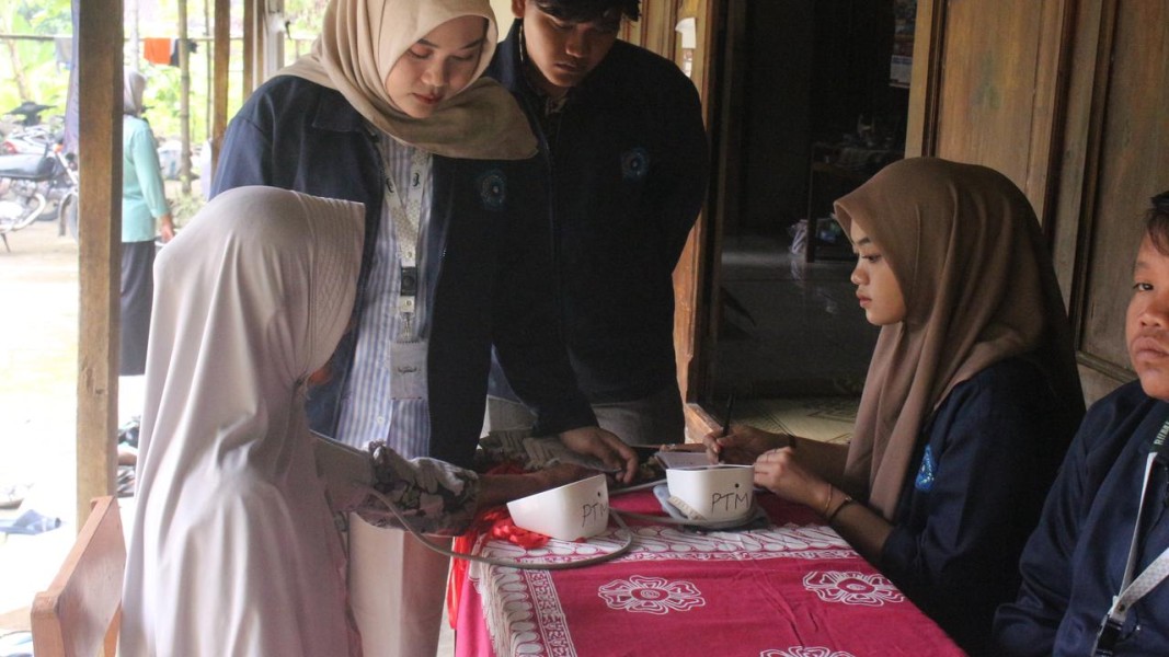 KKN UNIMUS Gelar Pemeriksaan Kesehatan Gratis di Desa Trosobo: Tingkatkan Kesadaran Akan Pentingnya Kesehatan Holistik