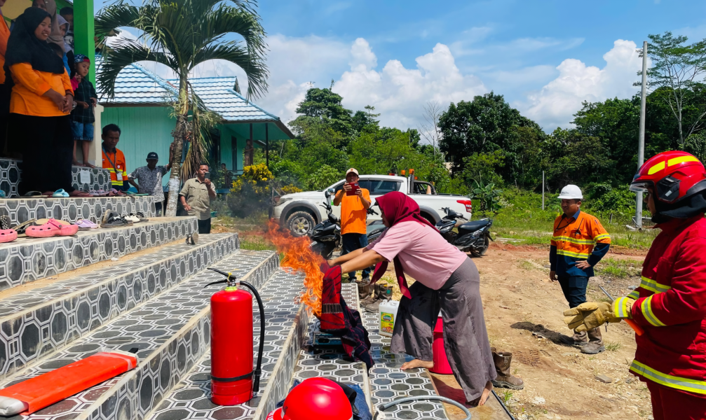 Perusahaan Tambang Latih Warga Cegah Kebakaran