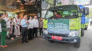 KLH Kirim Bantuan Truk dan Alat Berat Untuk Sumatera