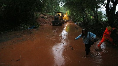 Banjir dan Longsor Terjang Sukabumi, Kemensos Salurkan Bantuan Logistik Senilai Rp 370 Juta