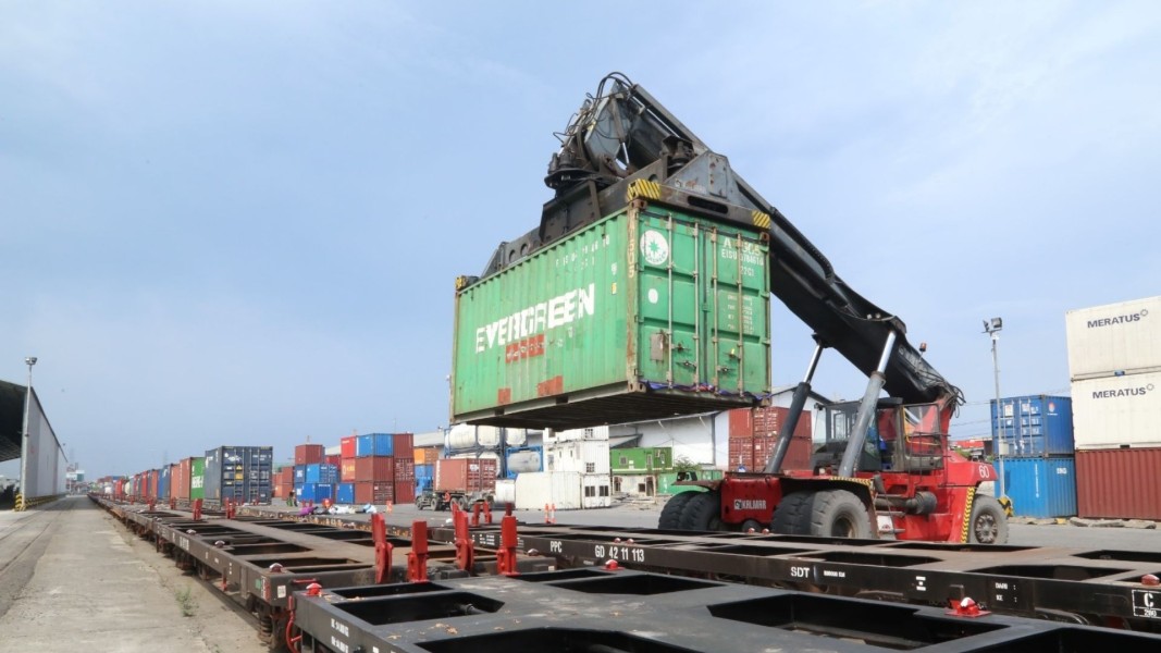 KAI Daop 8 Surabaya Catat Peningkatan Volume Angkutan Barang Sebesar 38.18% pada Tahun 2025