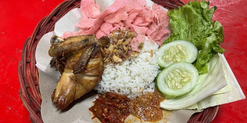 5 Tempat Makan Nasi Uduk Legendaris dengan Ayam Goreng yang Bikin Lapar