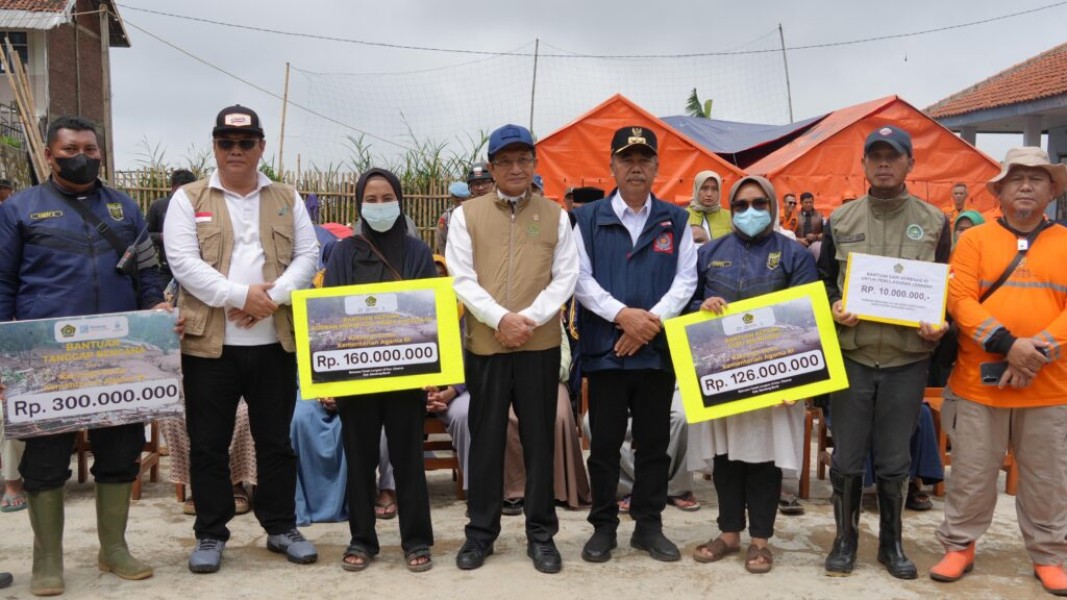 Kemenag Salurkan Bantuan Rp596 Juta Pulihkan Madrasah Korban Longsor Cisarua Bandung