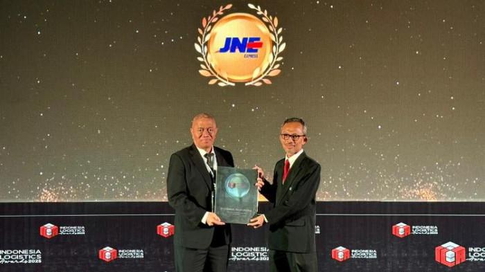 JNE Raih Penghargaan Courier of The Year 2025 Indonesia