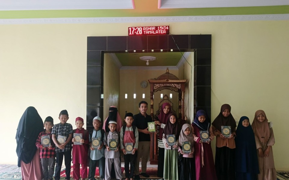 PLN ULP Jeneponto Tebar Cahaya Ilmu Melalui Penyaluran Al-Quran Dan Iqro