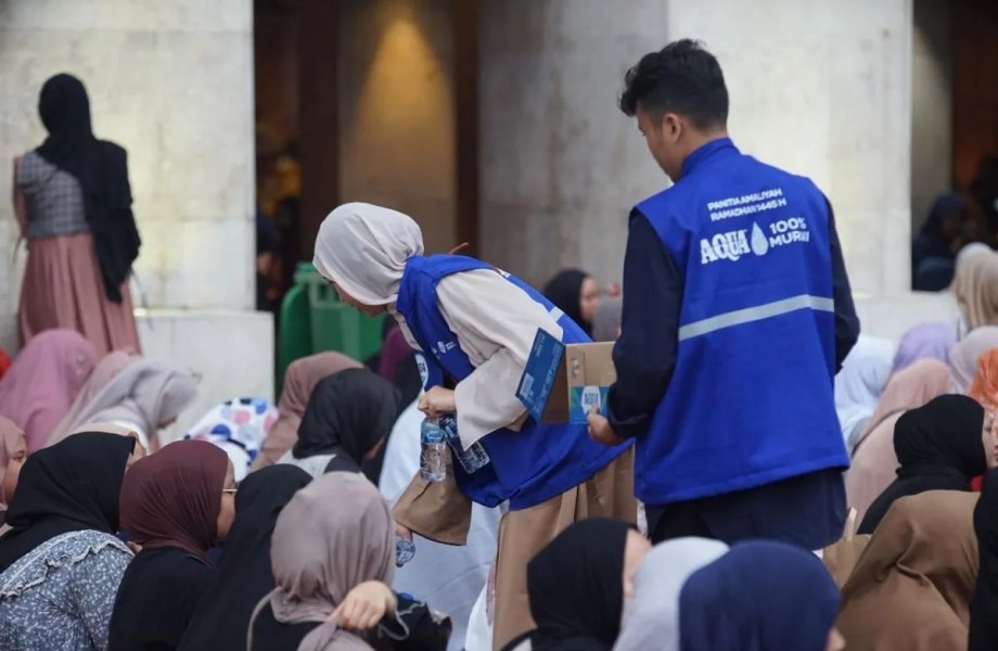 AQUA Bagikan 100 Ribu Air Mineral dan Takjil untuk Jamaah Masjid Istiqlal Saat Ramadhan