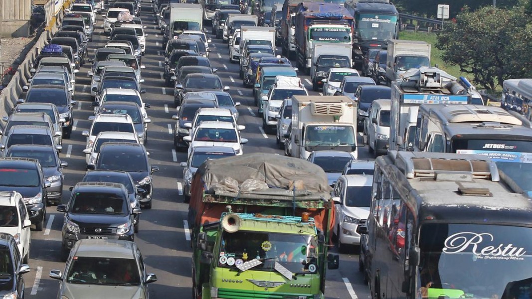 Arus Balik Long Weekend, Lalu Lintas Kendaraan di Tol Arah Jakarta Padat: Contraflow Diberlakukan di Sejumlah Titik