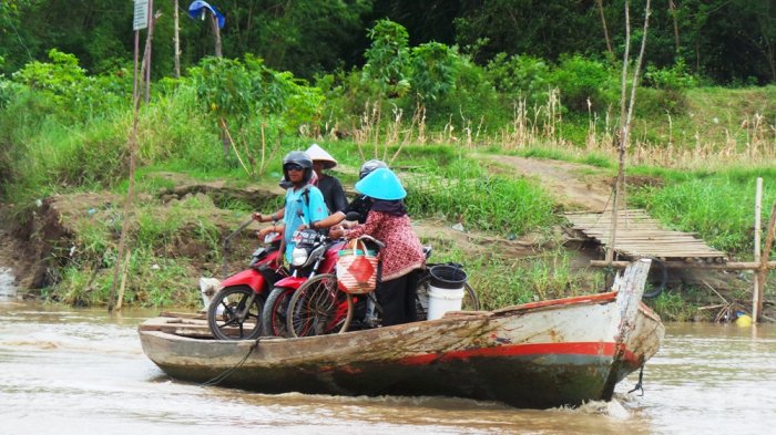 Jasa Penyeberangan Motor Bantu Warga Muaro Jambi Atasi Banjir di Jalan Lintas Jambi sampai Berbak