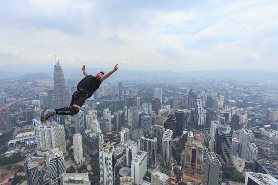 Base Jumping: Adrenalin Tinggi dari Gedung dan Tebing