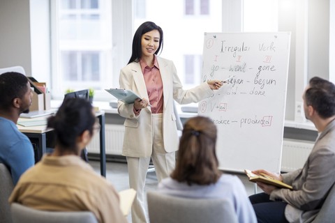 5 Cara Terlihat Berwibawa Saat Public Speaking agar Lebih Percaya Diri