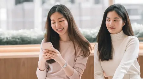 8 Cara Orang Pandai Menyembunyikan Rasa Iri Tanpa Terlihat Langsung