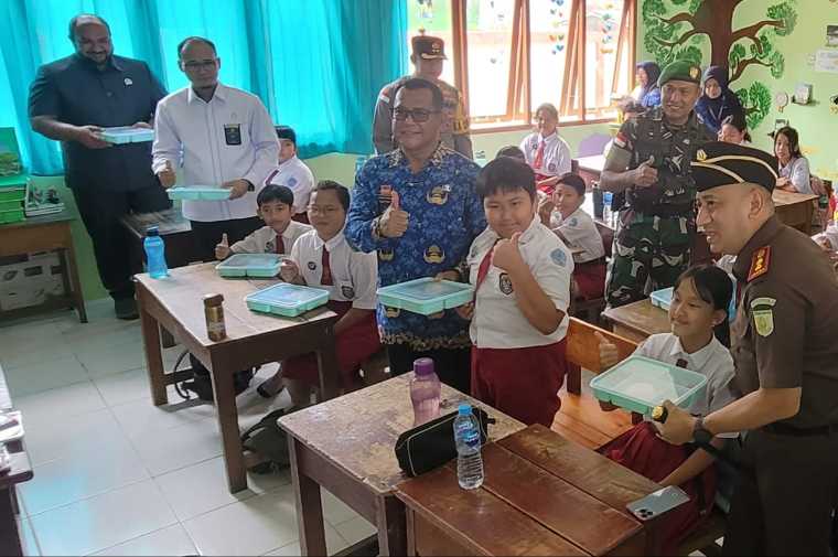 Komitmen Pemerintah Sanggau Peninjauan Dapur MBG dan Pembagian Makanan Bergizi untuk Siswa