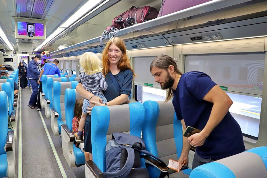 Kereta Api Jadi Pilihan Utama Wisatawan Asing, Ini 4 Stasiun Terfavorit dengan Keberangkatan Terbanyak