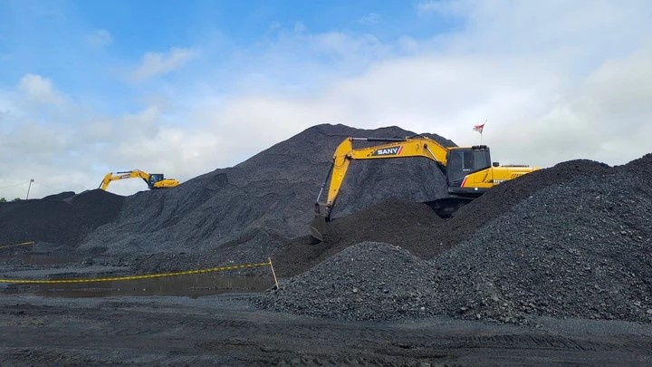 Harga Komoditas Dunia Bergerak Beragam di Akhir Pekan, Nikel dan Timah Menguat Saat Batu Bara dan CPO Melemah