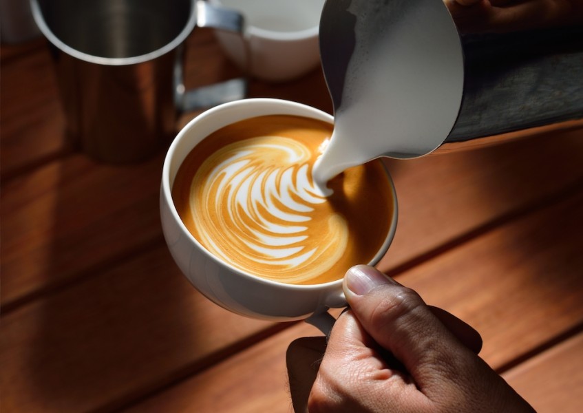 Rahasia Barista Ungkap Teknik Membuat Latte Art Sempurna dengan Susu