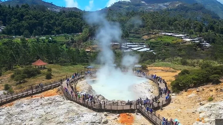 Kawah Sikidang Dieng, Pesona Alam Unik yang Selalu Bergerak