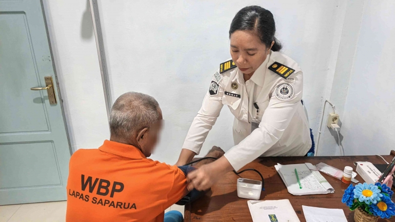 Lapas Saparua Pantau Kesehatan Warga Binaan Lansia Guna Cegah Risiko Penyakit