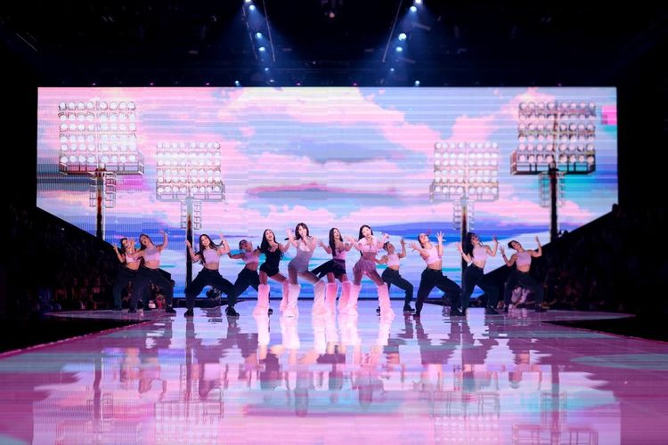 Penampilan Memukau TWICE di Victoria s Secret Fashion Show 2025