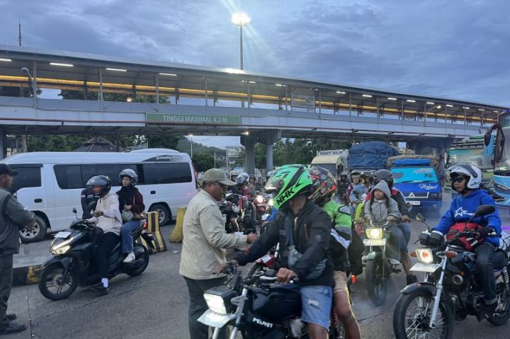 Pemudik Motor Padati Pelabuhan Bakauheni Jelang Tahun Baru 2026