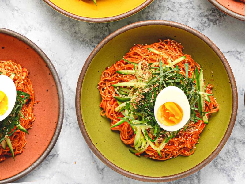 Resep Bibim Guksu Kimchi Segar Pedas yang Mudah Dibuat di Rumah