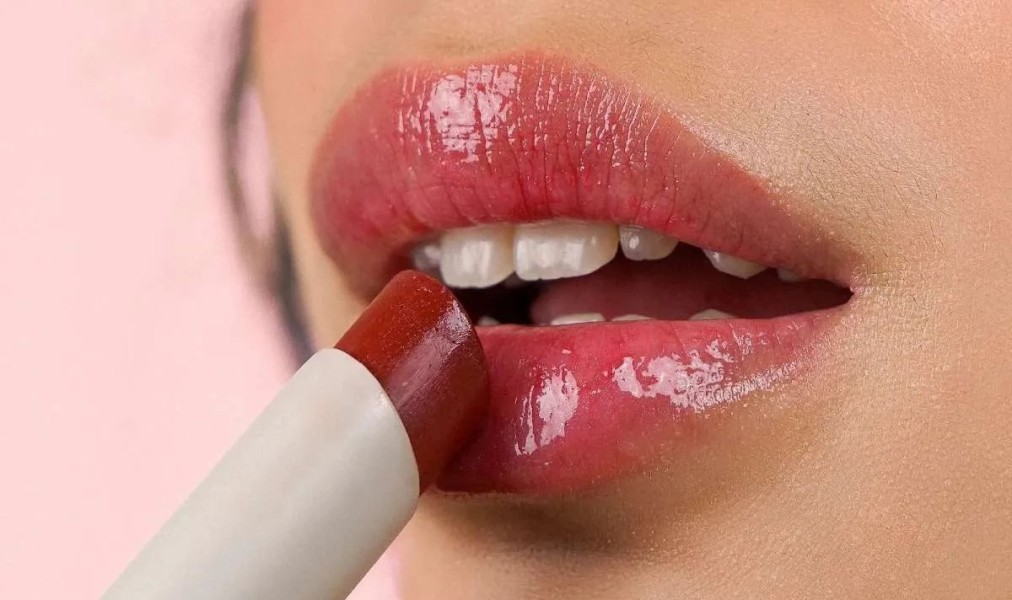Kenali 6 Manfaat Tinted Lip Balm untuk Bibir Sehat, Lembap, dan Natural