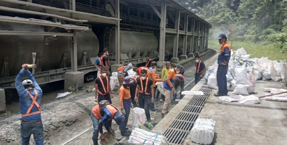 KAI Sumbar Tingkatkan Keselamatan Operasional, Bersihkan Jalur Klinker di Pelabuhan Teluk Bayur