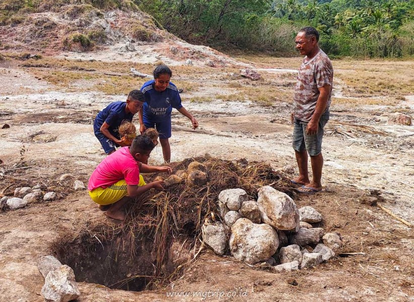 Ingin Menikmati Sensasi Memasak dengan Panas Bumi? Kunjungi Destinasi Unik Dapur Alam Karun Watuwawer di Lembata