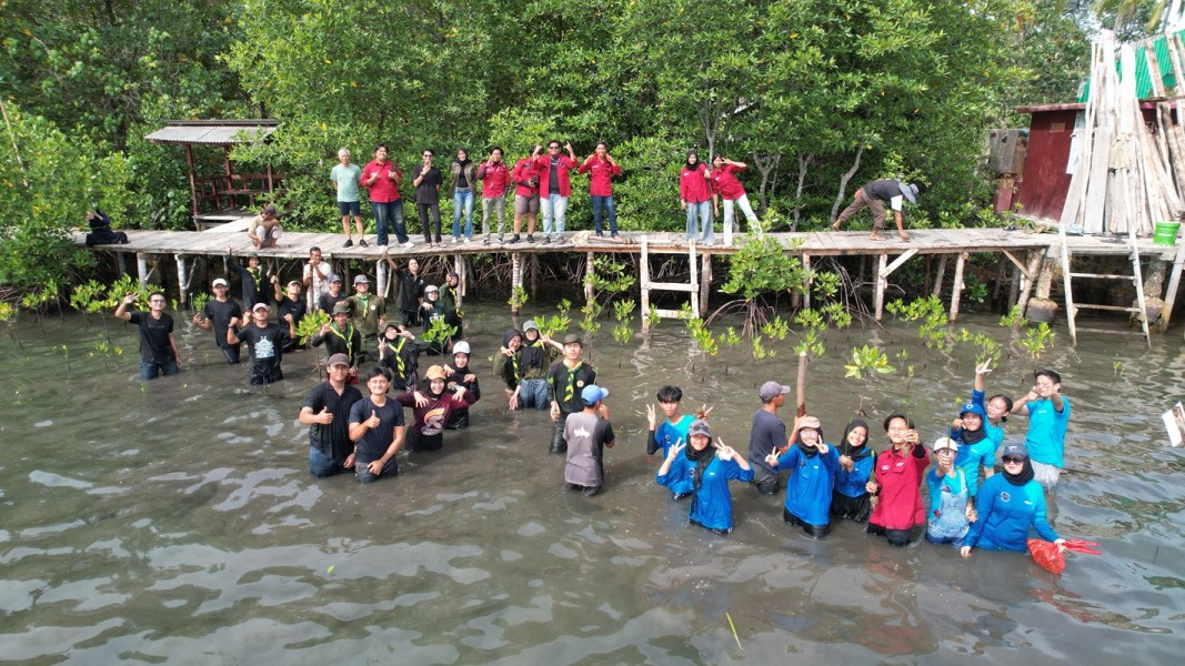 Kolaborasi Itera dan BUMN Tanam 1.600 Bibit Mangrove untuk Pelestarian Pesisir