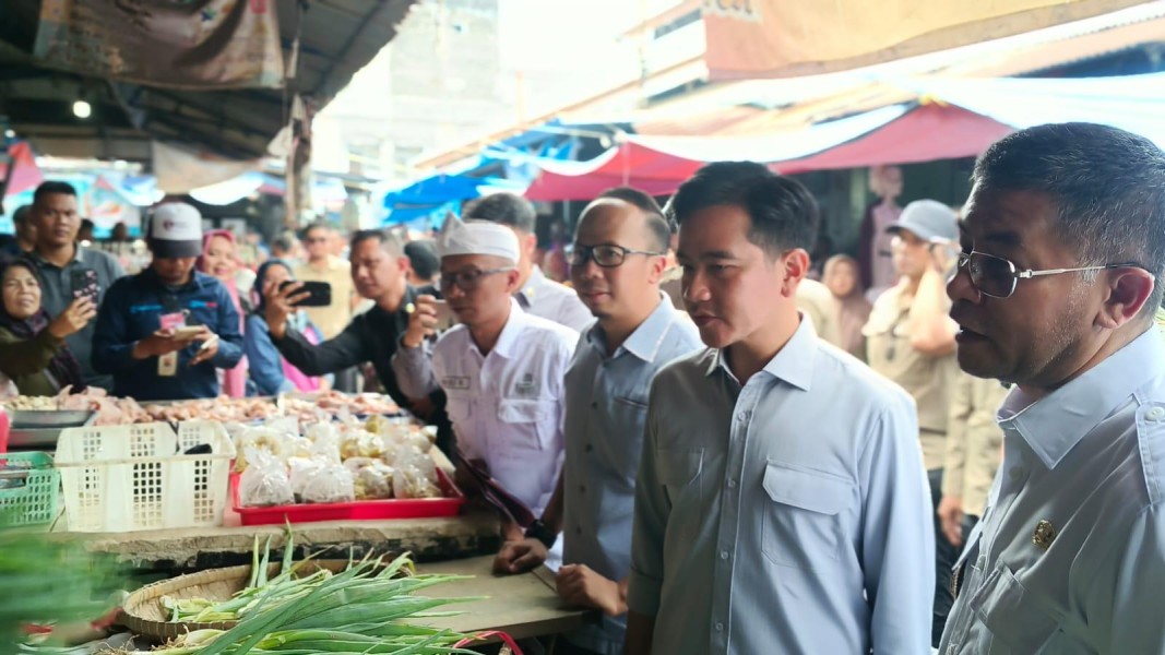 Wapres Gibran Borong Combro dan Sayuran di Pasar Tasikmalaya