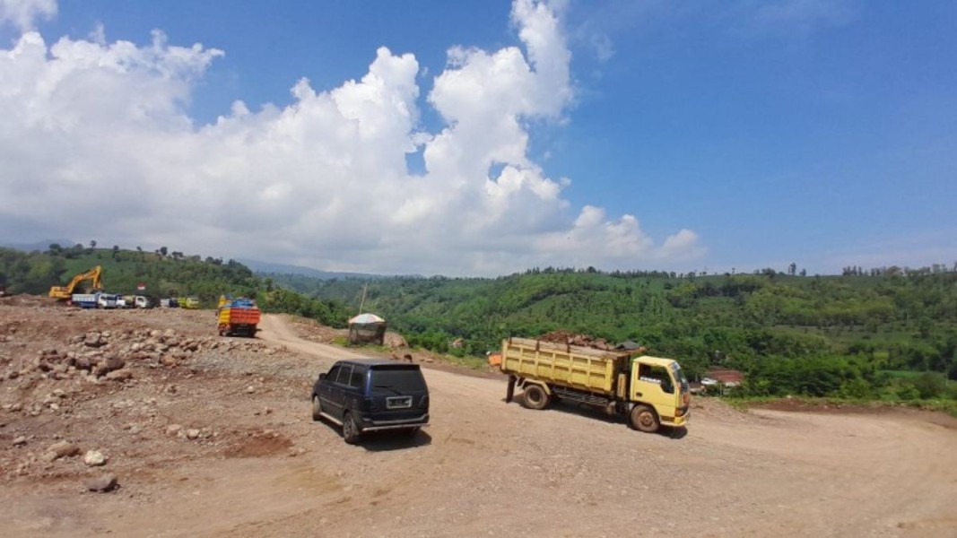 Proyek Tol Probowangi Membelah Bukit di Paiton, Lebih dari Sekedar Pembangunan Jalan