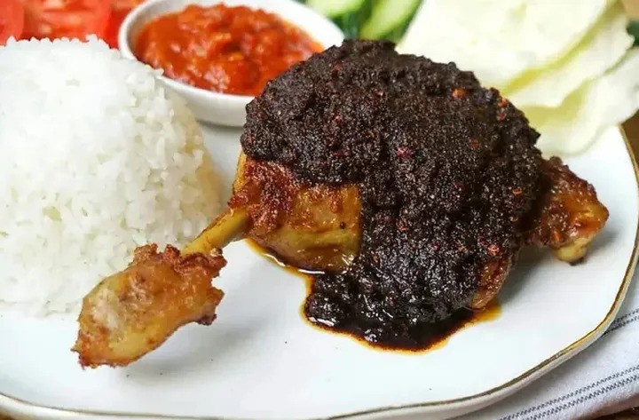 7 Rekomendasi Bebek Bumbu Hitam di Surabaya yang Legendaris
