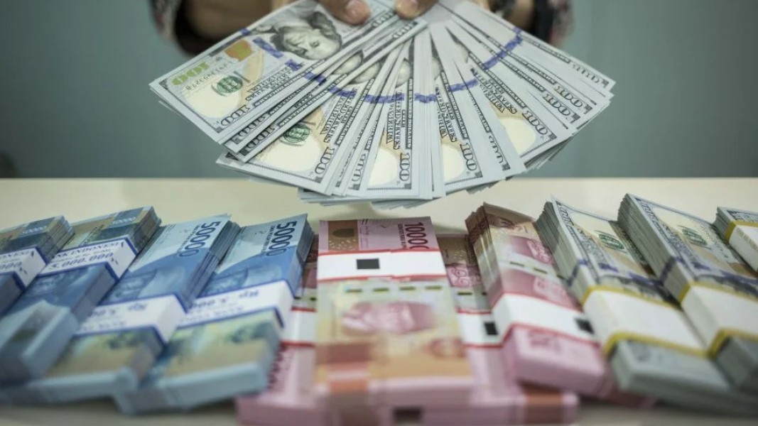 Rupiah Dibuka Melemah di Tengah Sentimen Global dan Defisit Anggaran Pemerintah