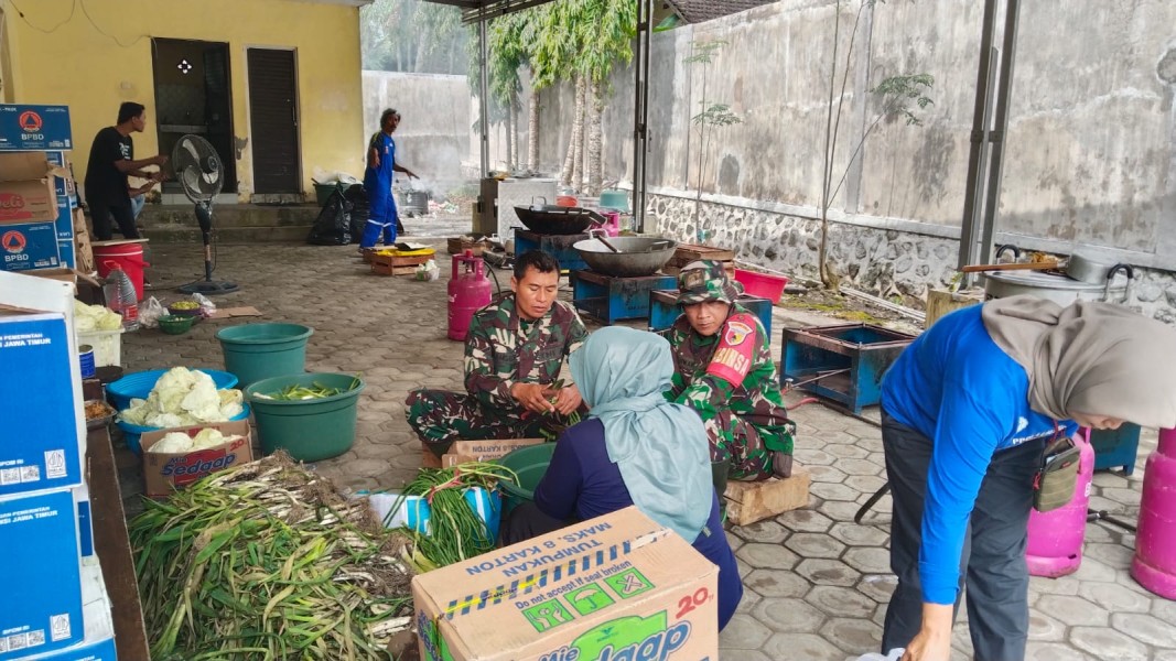 TNI Perkuat Aksi Kemanusiaan melalui Distribusi Logistik dan Layanan Dapur Umum