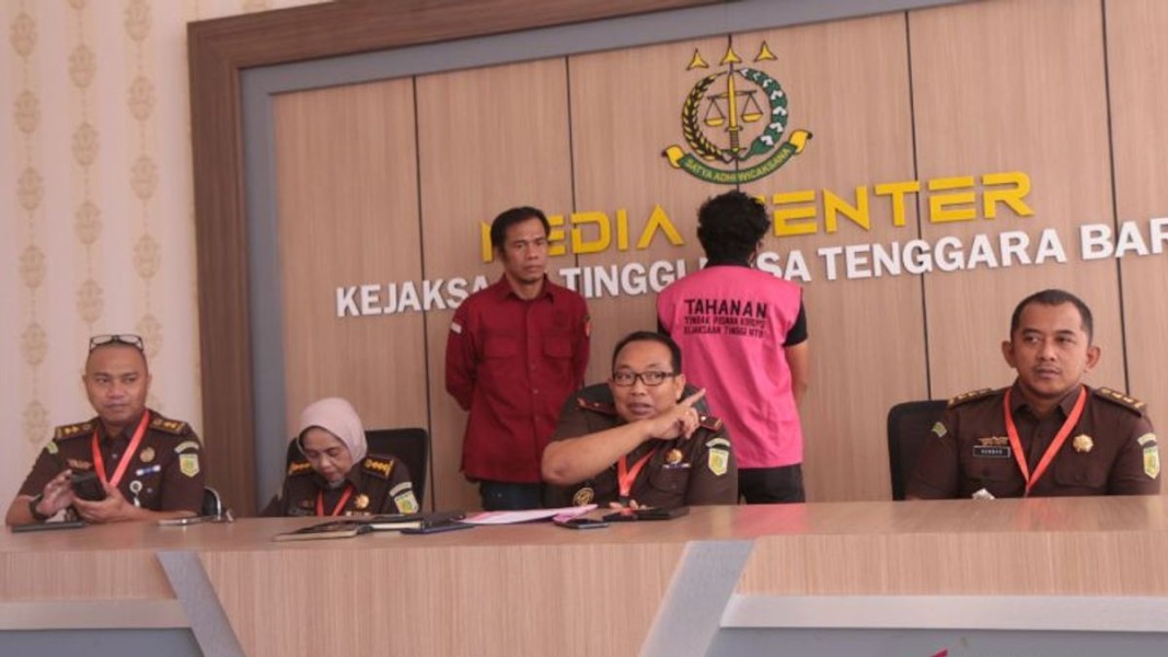 Tersangka Korupsi Dana KUR BSI Menyerahkan Diri ke Kejati NTB Usai Gagal Praperadilan